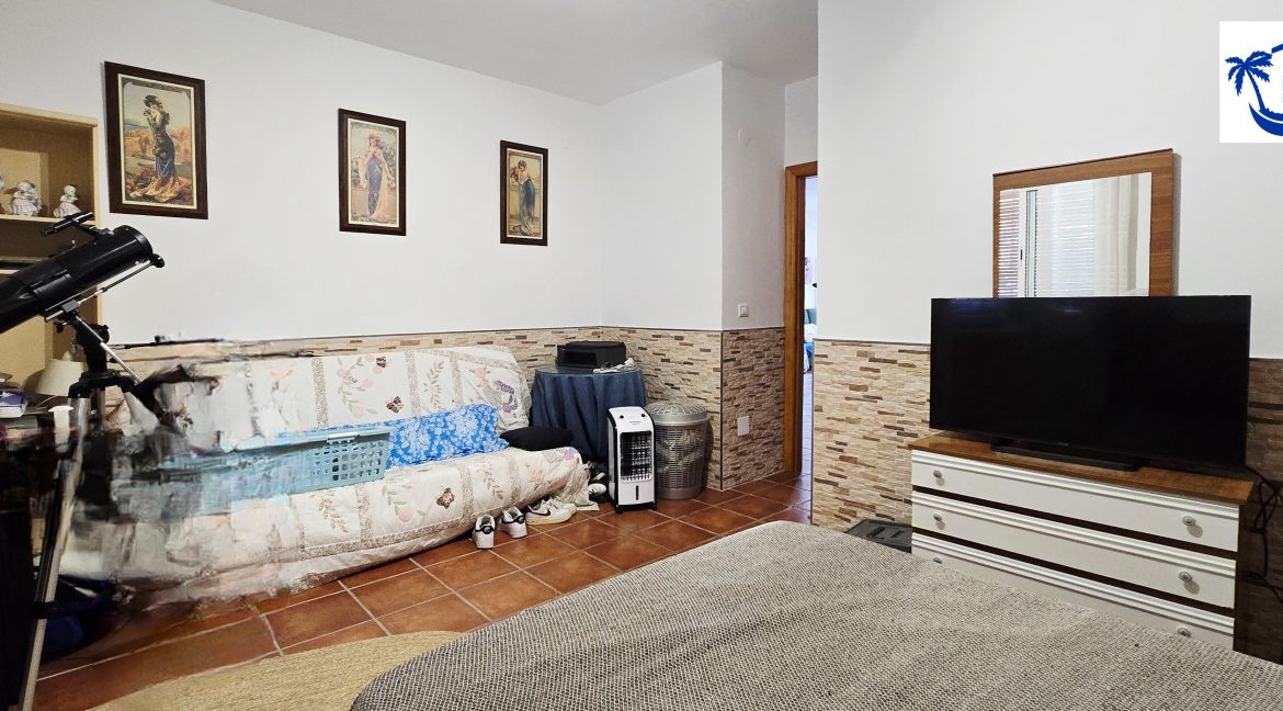 For sale house with mangos (12)