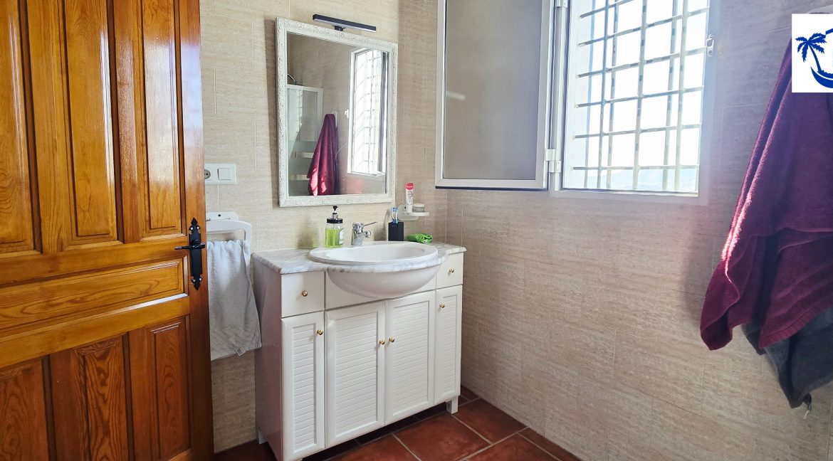For sale house with mangos (8)
