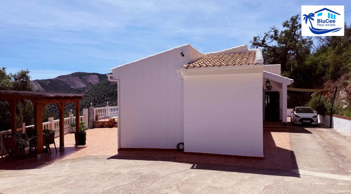 Country Villa For Sale in Comares with BluCee Real Estate (10)
