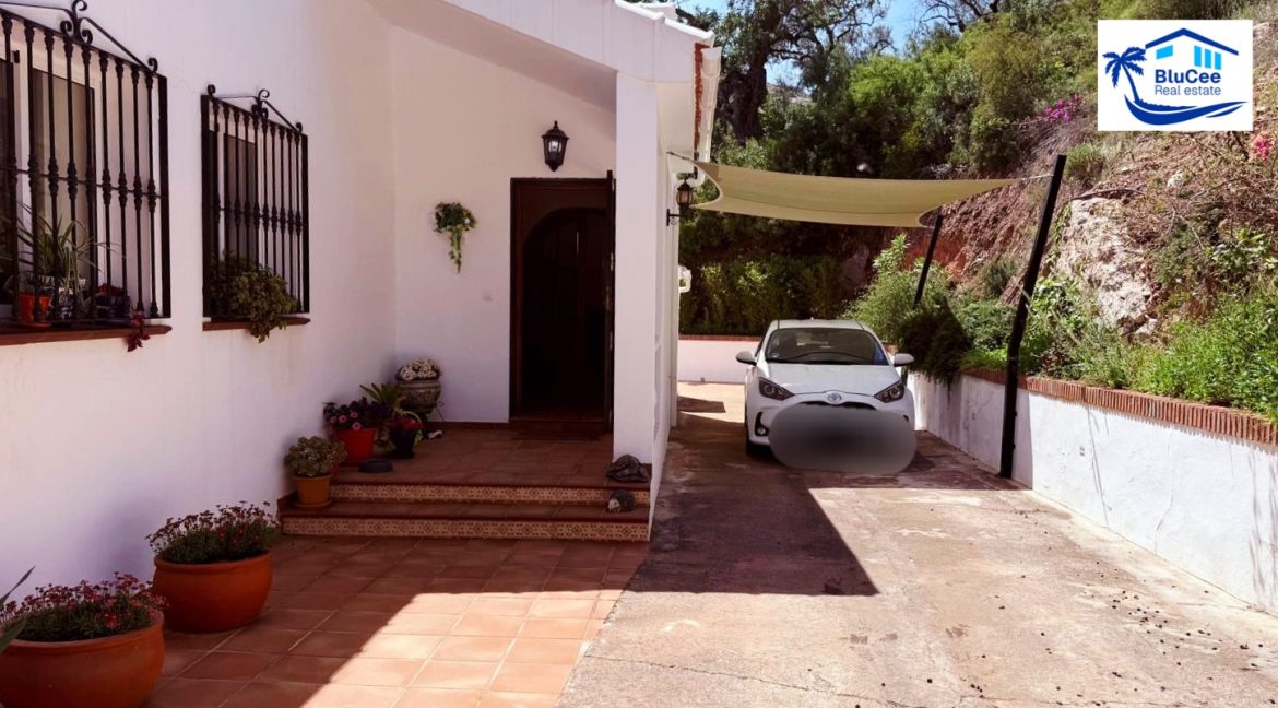 Country Villa For Sale in Comares with BluCee Real Estate (11)