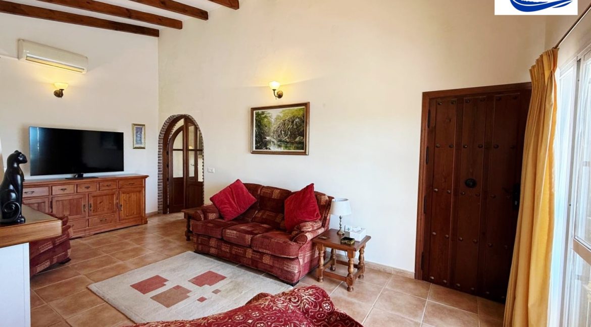 Country Villa For Sale in Comares with BluCee Real Estate (27)