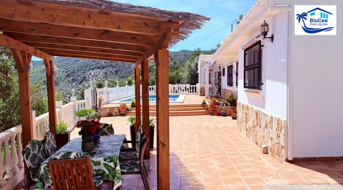 Country Villa For Sale in Comares with BluCee Real Estate (4)