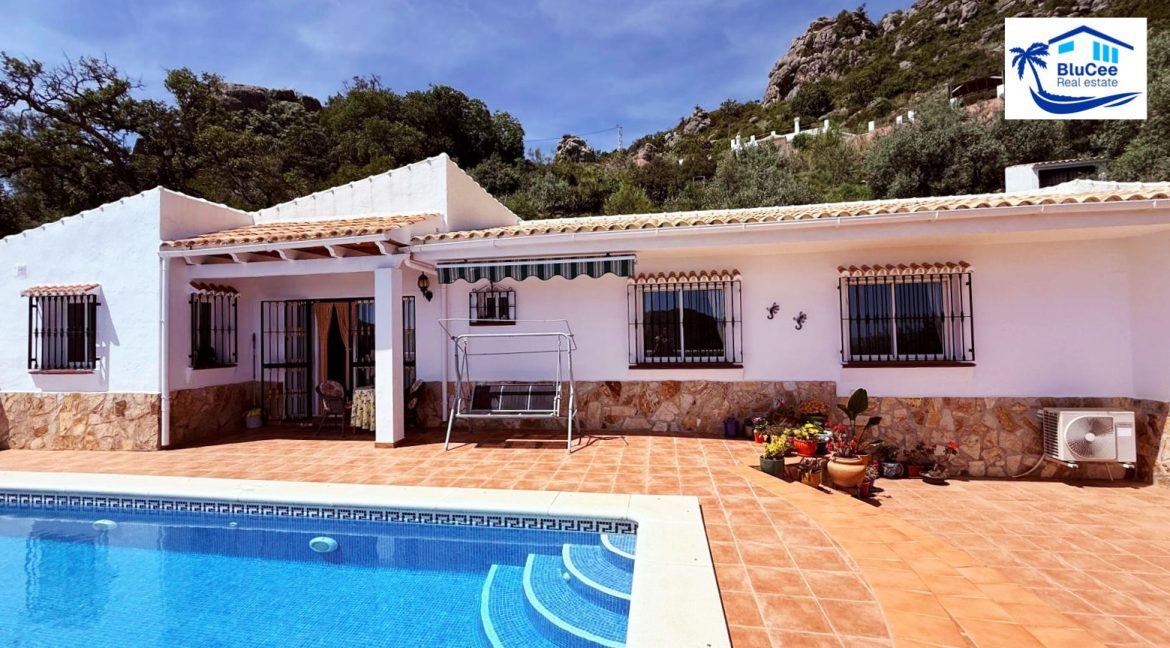 Country Villa For Sale in Comares with BluCee Real Estate (5)