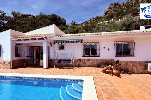 Country Villa For Sale in Comares with BluCee Real Estate (5)