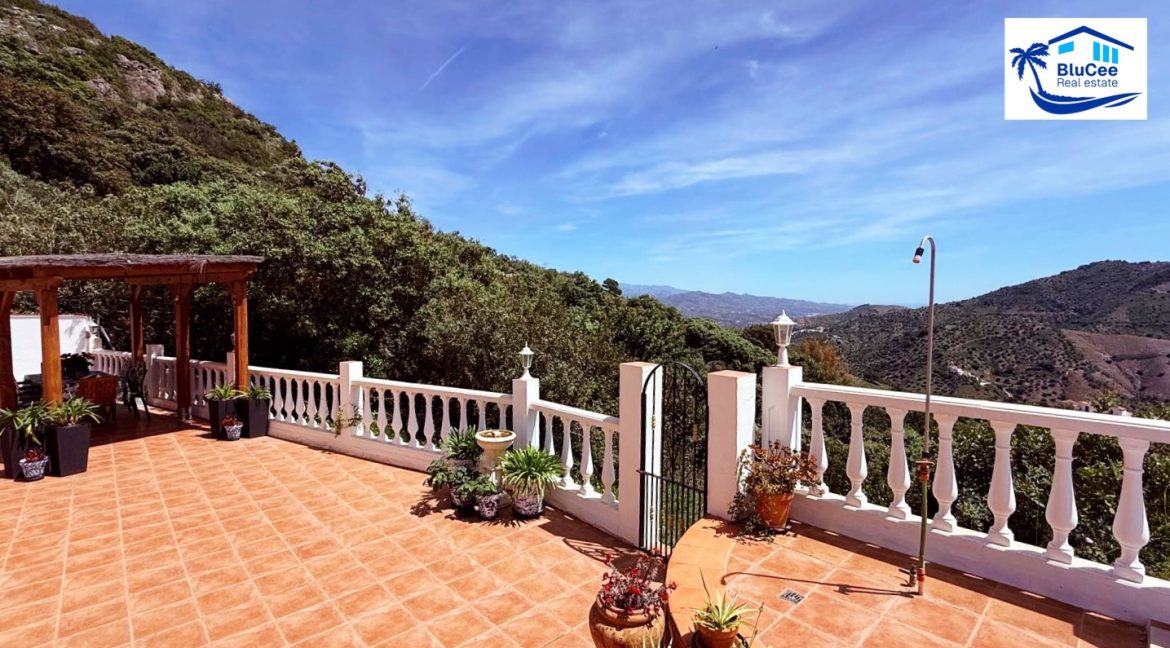 Country Villa For Sale in Comares with BluCee Real Estate (9)