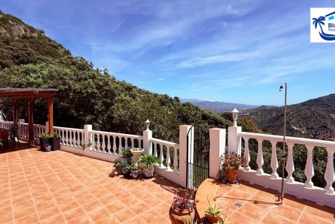 Country Villa For Sale in Comares with BluCee Real Estate (9)