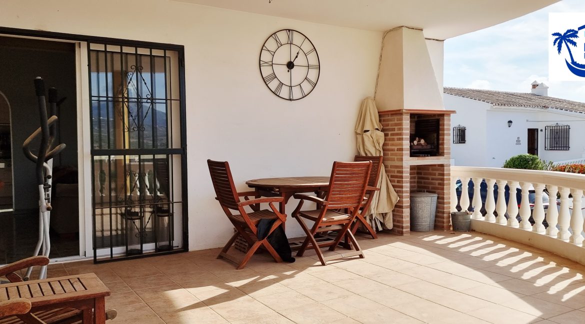 For sale independent villa with large swimming pool and views - BluCee Real Estate (18)