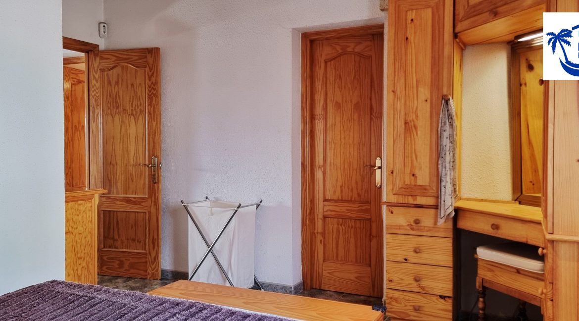 For sale independent villa with large swimming pool and views - BluCee Real Estate (31)