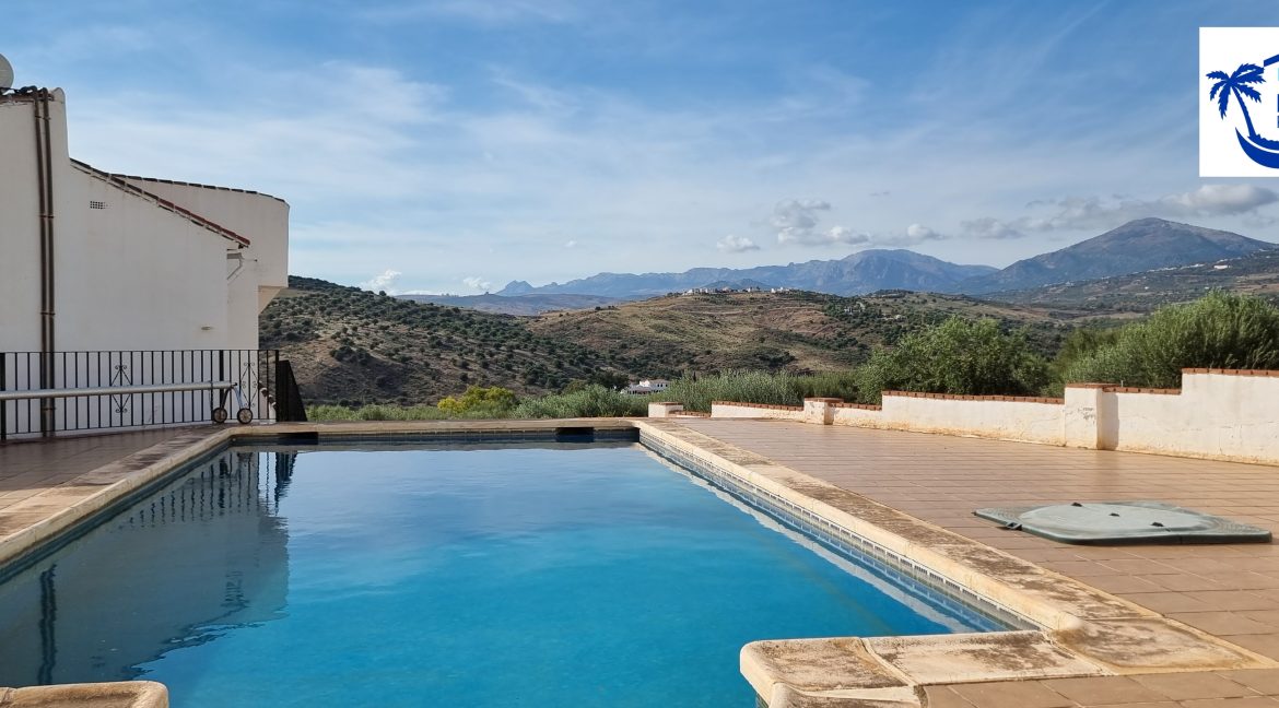 For sale independent villa with large swimming pool and views - BluCee Real Estate (4)